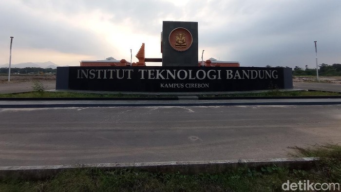 **Penahanan Ditangguhkan, Mahasiswi ITB yang Unggah Meme Presiden Terima Pembinaan Ortu-Kampus**