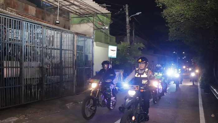 **Polisi dan TNI Gencar Patroli di Jakut, Tegakkan Hukum versus Premanisme**