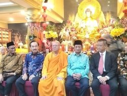 **Menag Hadiri Perayaan Waisak di Wihara Ekayana Arama Jakbar, Tunjukkan Solidaritas Antaragama**