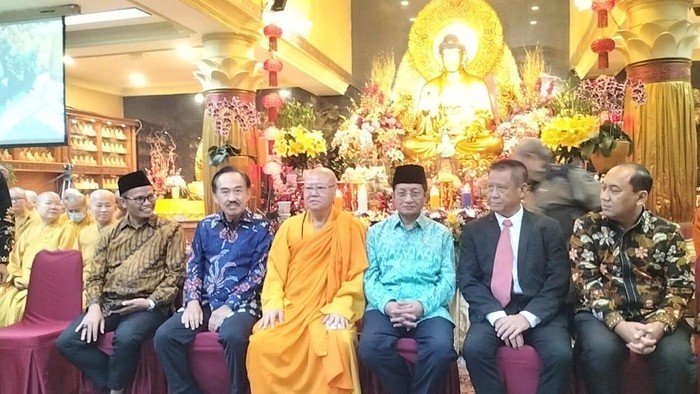**Menag Hadiri Perayaan Waisak di Wihara Ekayana Arama Jakbar, Tunjukkan Solidaritas Antaragama**