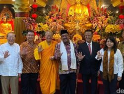 **Wagub Rano Narasikan Pertemanan Lintas Agama di Hari Waisak**