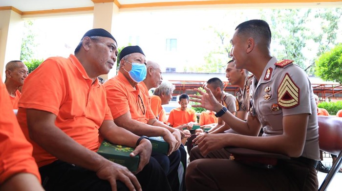 Taruna Kepolisian Berbagi Kasih, Gelar Bakti Sosial di Rumah Lansia Jakbar