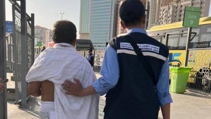 **Petugas Gercep Selamatkan Jemaah Haji Batam yang Hilang di Makkah**