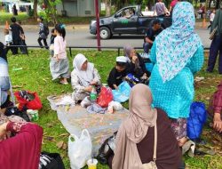 **Guru Ngaji Asal Cianjur Ajak Rombongan Liburan ke TMII Sebelum Pergi Haji**