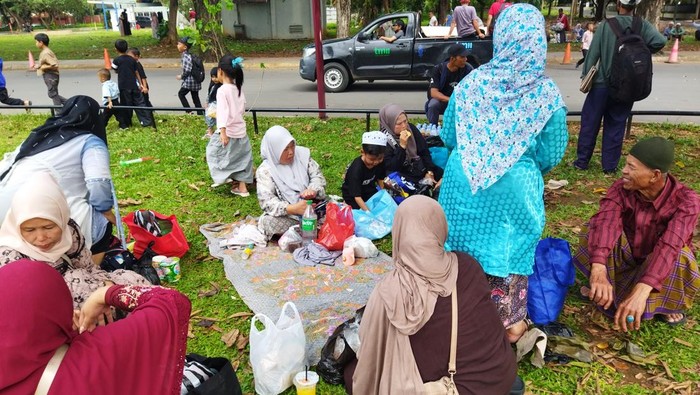 **Guru Ngaji Asal Cianjur Ajak Rombongan Liburan ke TMII Sebelum Pergi Haji**
