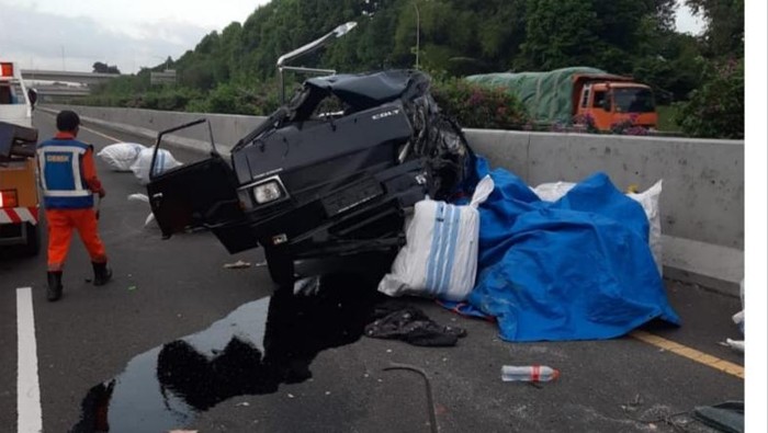 Pikap Kecelakaan hingga Ringsek di Tol Jagorawi, 2 Orang Terluka: Tragedi yang Membuat Ngeri!