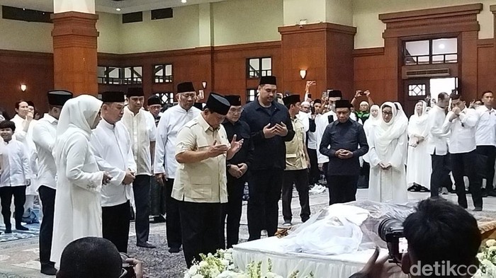 Prabowo Melayat ke Rumah Duka Mantan Wagub Jakarta Eddie Nalapraya: Konflik Politik atau Rekonsiliasi?