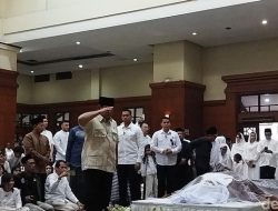 Prabowo Berikan Hormat Terakhir ke Jenazah Eks Wagub DKI Eddie Nalapraya di TMII
