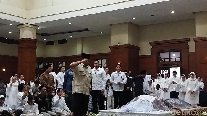 Prabowo Berikan Hormat Terakhir ke Jenazah Eks Wagub DKI Eddie Nalapraya di TMII