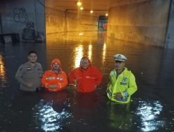 Banjir Kolong Tol Meruya Jakbar, Lalu Lintas Terhenti Total!