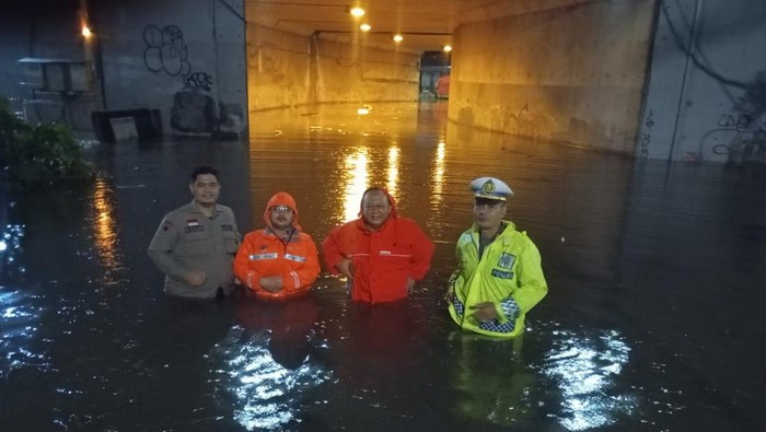 Banjir Kolong Tol Meruya Jakbar, Lalu Lintas Terhenti Total!