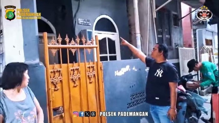 **Pria Viral Panjat Pagar di Jakut, Fakta Mengejutkan dari Video CCTV yang Diteriaki Warga**