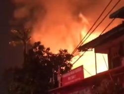 17 Mobil Damkar Berjuang melawan Kebakaran Rumah di Cipinang, Jakarta Timur