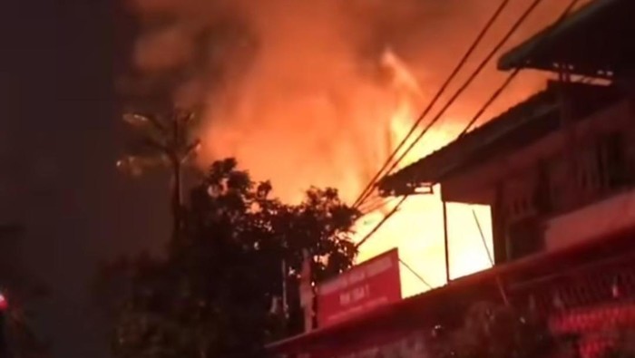 17 Mobil Damkar Berjuang melawan Kebakaran Rumah di Cipinang, Jakarta Timur