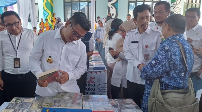 Gubernur Andra Soni Dorong Dinas Perpustakaan Banten Beri Ruang kepada Penulis Lokal