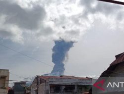 **Gunung Marapi Meletus Lontarkan Abu Vulkanik 1.600 Meter, Status Waspada Ditingkatkan**