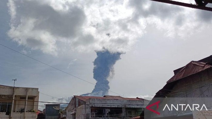 **Gunung Marapi Meletus Lontarkan Abu Vulkanik 1.600 Meter, Status Waspada Ditingkatkan**