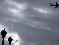 “Bencana udara! Pesawat Latih Militer Jepang Jatuh ke Danau, 2 Awak Hilang Misterius”