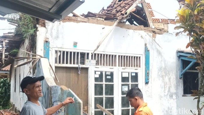 Hujan Angin Membuat Rumah Warga Bogor Rusak, Sekeluarga Terpaksa Mengungsi
