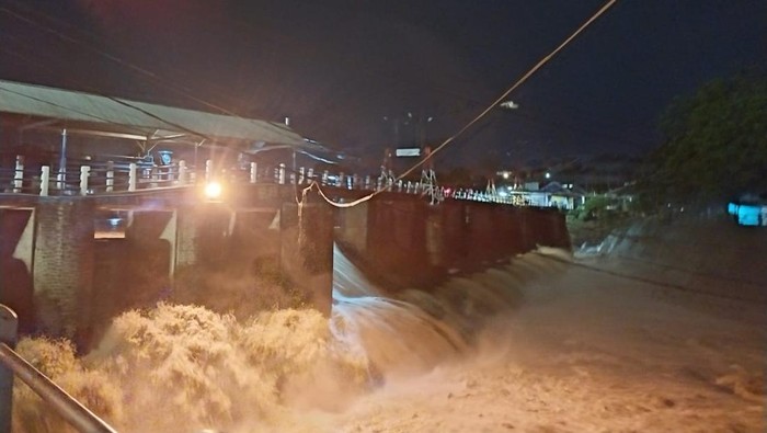 **Bendung Katulampa Bogor Siaga 4 Malam Ini, Air Mencapai 70 Cm, Warga Siaga Banjir**