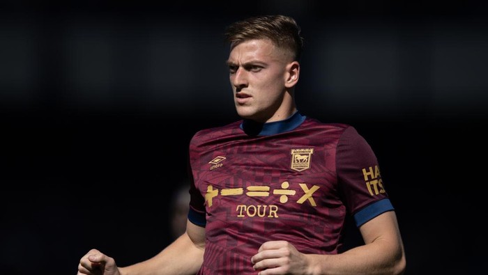 Chelsea Bersaing Ketat dengan MU untuk Rekrut Liam Delap