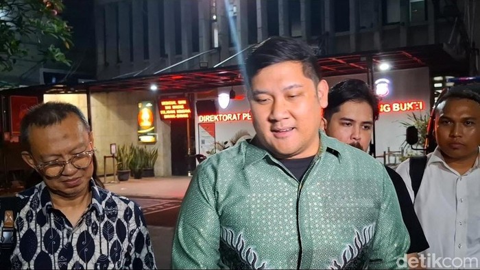 **Podcaster Ngaku Kelelahan Diperiksa, Tuduhan Ijazah Palsu Jokowi Masih Menyelimuti**