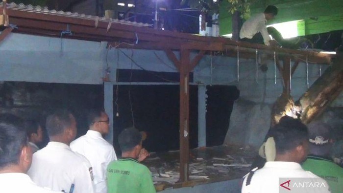 Polisi Bongkar Posko Ormas di Pasar Kramat Jati, Buru Preman Meresahkan: Sebuah Operasi yang Menyisakan Tanda Tanya Besar