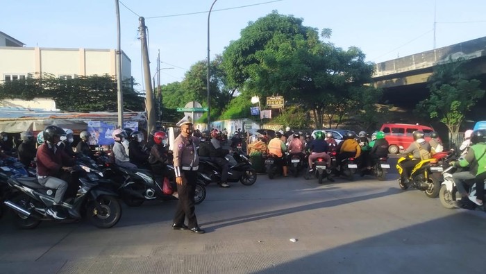 Padatnya Lalu Lintas di Kolong Cakung, Apakah Ini Pertanda Krisis Transportasi?