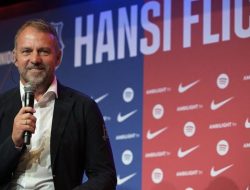 Flick Tetap Fokus di LaLiga, Bantah Kontrak Baru dengan Barcelona