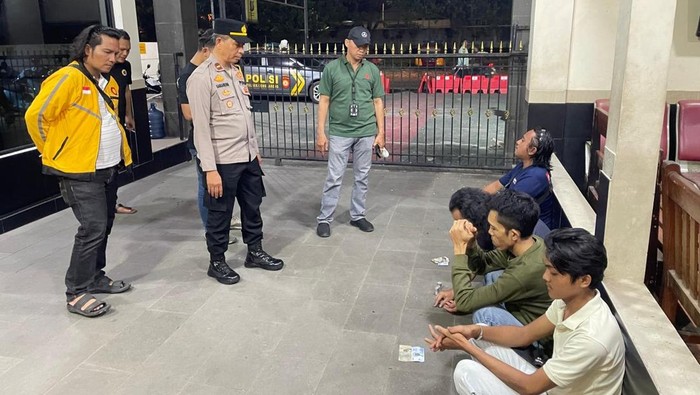 **4 'Pak Ogah' di Cengkareng Diamankan, Maksa Minta Duit hingga Bikin Macet**