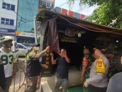 Gagalkan Konflik, Petugas Gabungan Bersihkan Atribut Ormas di Tambora