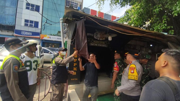 Gagalkan Konflik, Petugas Gabungan Bersihkan Atribut Ormas di Tambora