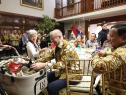 **Momen PM Australia Beri Kalung Syal ke Bobby, Kucing Prabowo, Jadi Perbincangan**