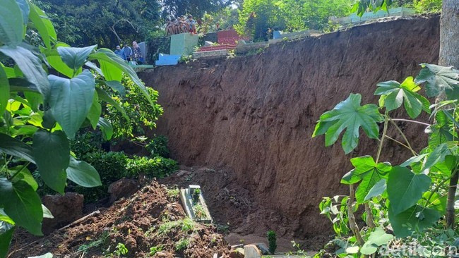 Petaka Hujan Deras di Bogor, Makam Terbawa Longsor di Batutulis