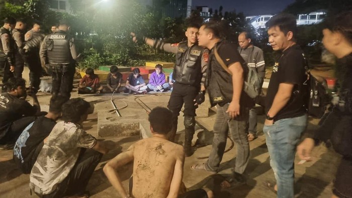 24 Oknum Berbahaya Dihadang Jatanras Polda Metro, Tawuran Bersajam Jakarta Terungkap!