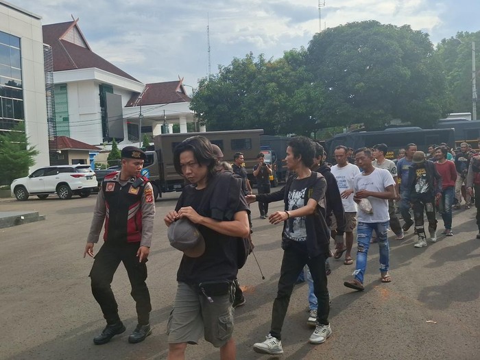 **23 Preman Berkedok Jukir Liar di Bogor Ditangkap, Uang Pungli dan Miras Disita!**