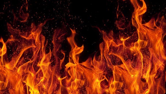5 Mobil Damkar Tiba Terlambat, Api Gudang Kembangan Jakbar Meneror Warga!