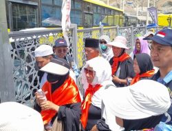 Petugas Haji Dikritik, Jadi ‘Kompas’ Jemaah Usai Jumatan di Masjidil Haram