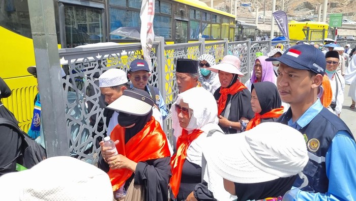 Petugas Haji Dikritik, Jadi 'Kompas' Jemaah Usai Jumatan di Masjidil Haram