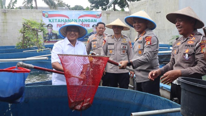 Polres Depok Panen Lele 2 Ton, Dukung Ketahanan Pangan dengan 15 Kolam Ikan