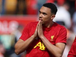 **”Salah Sedih Banget Alexander-Arnold Dicemooh Fans Liverpool: Kisah Ketidaksetiaan dan Solidaritas Rekan Setim”**