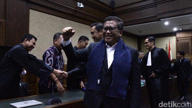 **Misteri Eks Pimpinan KPK: 'Siapa Berani Tersangkakan Hasto'?**