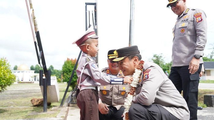 Kapolda Riau Dijamu oleh Polisi Cilik di Polres Meranti, Menyedot Perhatian Publik!