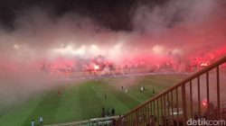 “Asap Flare Meneror, Pertandingan PSS vs Persija Terpaksa Ditunda”