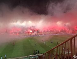 “Asap Flare Meneror, Pertandingan PSS vs Persija Terpaksa Ditunda”