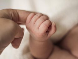 **Bayi Perempuan Ditemukan di Cikebel, Cilegon: Warga Temukan, Polisi Selidiki Kasus Mengejutkan**