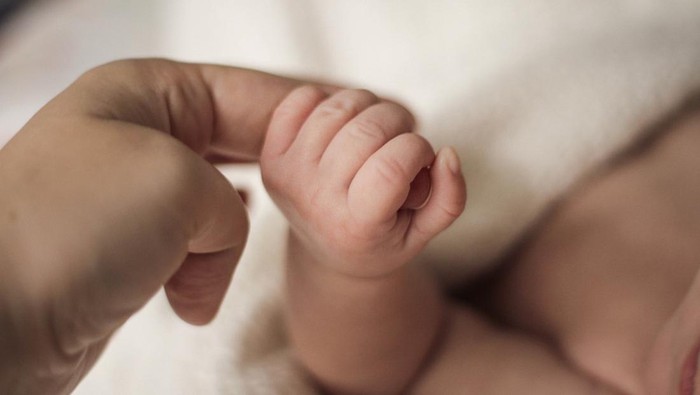 **Bayi Perempuan Ditemukan di Cikebel, Cilegon: Warga Temukan, Polisi Selidiki Kasus Mengejutkan**