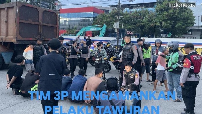 10 Pemuda Tawuran di Jakut Ditangkap Polisi, Senjata Dari Celurit Hingga Molotov Beredar