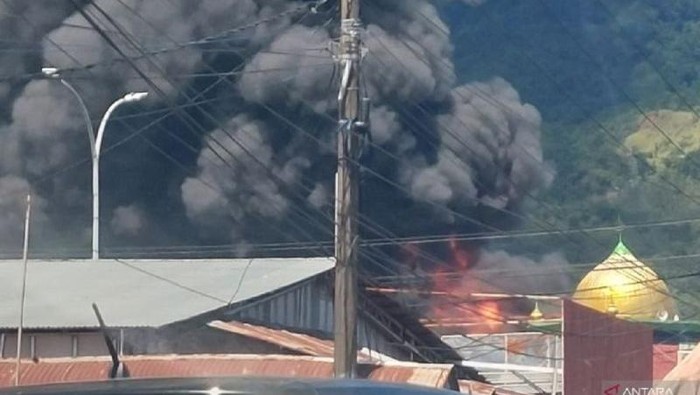 **Kebakaran Mengerikan di Pabrik Karet Padang, Asap Hitam Menyelimuti Kota**