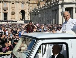 Paus Leo XIV Naik Popemobile, Sapa Umat Jelang Misa Pelantikan dalam Kebahagiaan Bersama